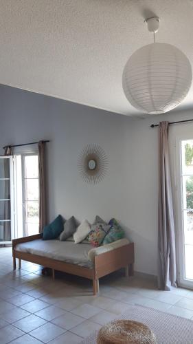 - un salon avec un canapé dans l'établissement Pretty Villa Narbone with pool 200 m beach, à Narbonne