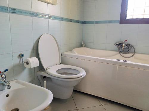 Bilik mandi di Apartment Ademaj