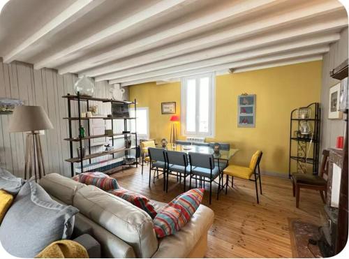 un salon avec un canapé et une table dans l'établissement Maison spacieuse hyper centre - 5à7p - Terrasse privée, à Les Sables-dʼOlonne