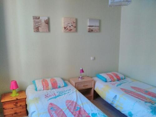 deux lits côte à côte dans une chambre dans l'établissement Bel Appartement T3, Vue Mer, 2 Chambres - FR-1-331-65, à Les Sables-dʼOlonne