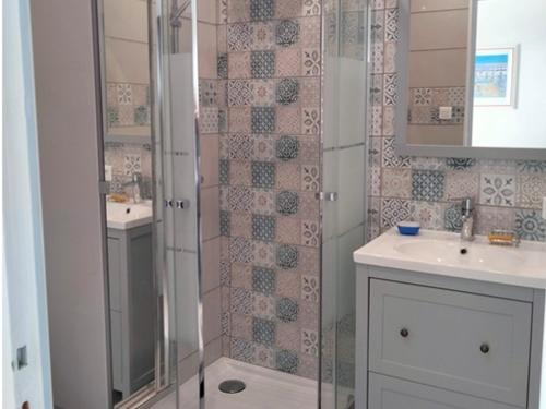 une salle de bain avec une douche, un lavabo et un miroir dans l'établissement Bel Appartement T3, Vue Mer, 2 Chambres - FR-1-331-65, à Les Sables-dʼOlonne