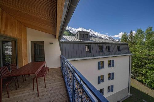 - un balcon avec une table et des chaises dans l'établissement Paradisa Penthouse, à Chamonix-Mont-Blanc