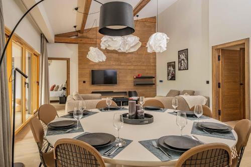 une salle à manger avec une table et des chaises dans l'établissement Paradisa Penthouse, à Chamonix-Mont-Blanc