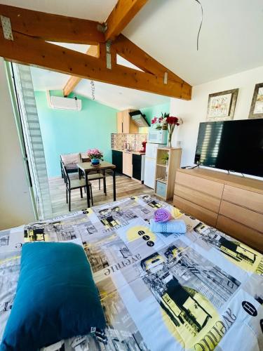 Photo de la galerie de l'établissement Studio indépendant proche des plages, à La Celle-sous-Gouzon