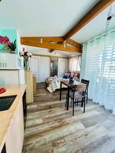 Photo de la galerie de l'établissement Studio indépendant proche des plages, à La Celle-sous-Gouzon