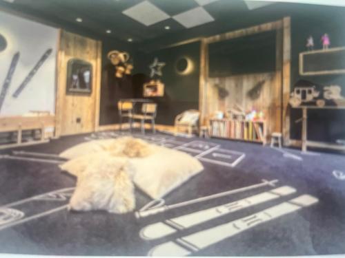 une pièce avec une scène avec un parapluie sur le sol dans l'établissement Megeve Praz sur Arly Apparthotel eclat des veriaz Studio vue sur jardin, à Megève