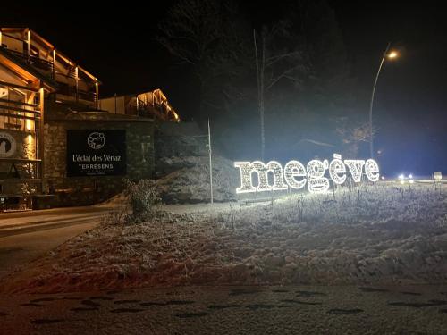 un panneau indiquant que le Mexique est illuminé la nuit dans l'établissement Megeve Praz sur Arly Apparthotel eclat des veriaz Studio vue sur jardin, à Megève