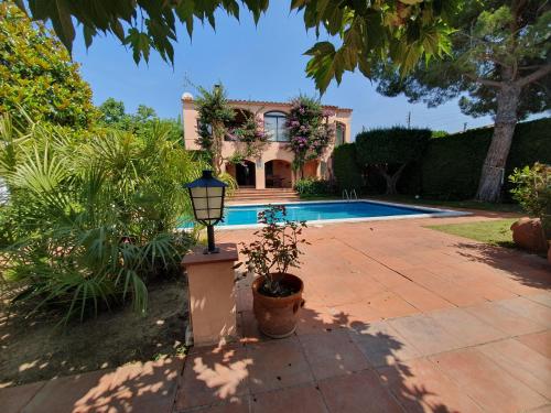 a house with a swimming pool and a street light at Can Jordi Miqueló turisme rural in San Miguel de Fluviá