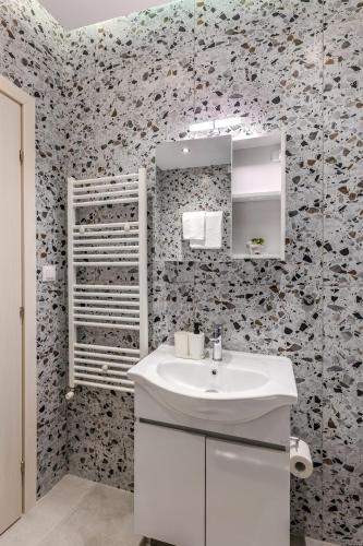 a bathroom with a sink and a mirror at Adorable Modern Guesthouse in Perea