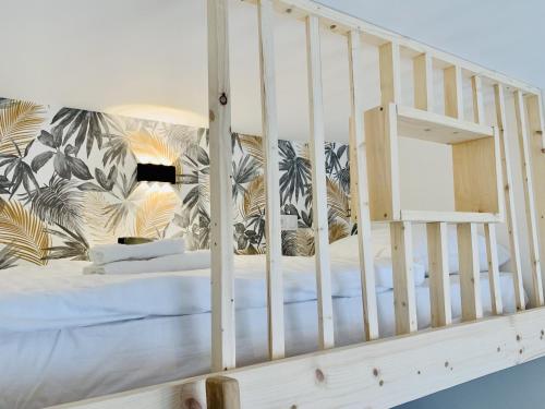 une chambre avec un lit superposé blanc avec des draps blancs dans l'établissement Le Saint Claude, refait a neuf, à La Rochelle