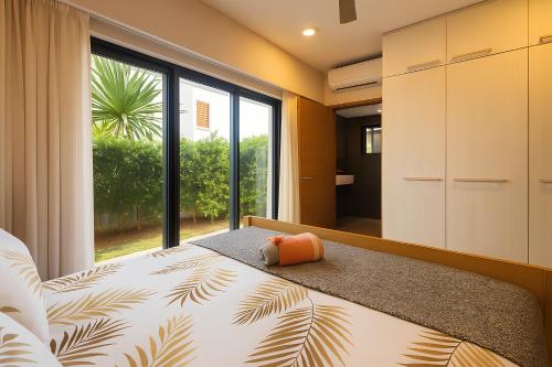 Postel nebo postele na pokoji v ubytování Modern Apt - Direct Pool Access - Beaches 2 min