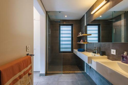 Koupelna v ubytování Modern Apt - Direct Pool Access - Beaches 2 min