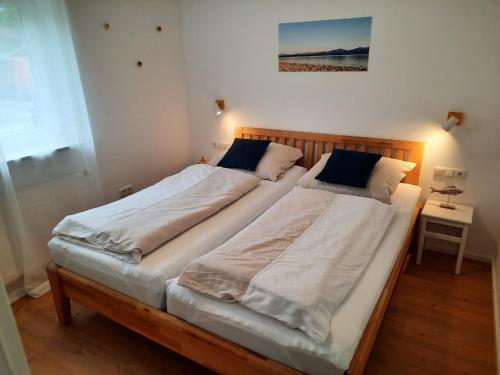Ένα ή περισσότερα κρεβάτια σε δωμάτιο στο Ferienhaus Stöttham-Chiemsee