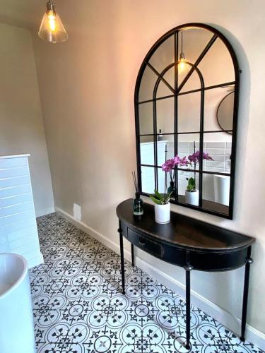a mirror and a table in a room at Villa Chloé in Montecalvo Versiggia