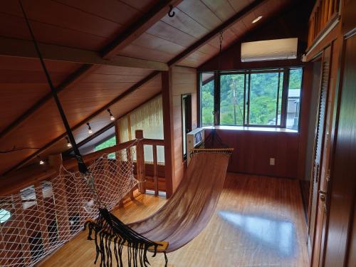 an empty room with a hammock in a house at 恐竜博物館まで車10分バーベキュー機材無料貸出勝山ファミリーログハウス今日のおうち in Katsuyama