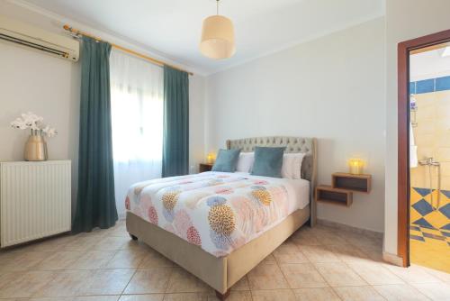 a bedroom with a bed and a window at Solena in Tsikalariá