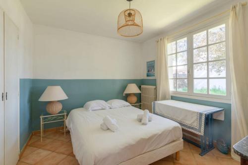 une chambre avec deux lits et une fenêtre dans l'établissement Villa du Mene - MaisonWifiT9, à Mesquer