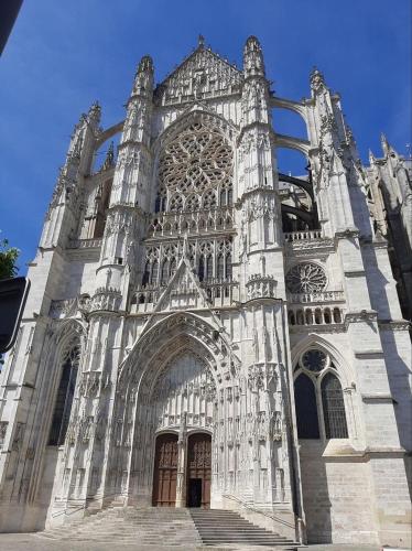 Foto dalla galleria di T2 contemporain hypercentre Évreux - Vu cathédrale a Évreux