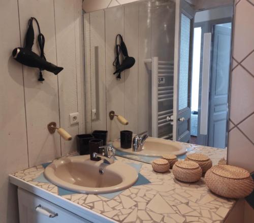 une salle de bain avec deux lavabos et un miroir dans l'établissement Charmant T3 - métro Chartreux 10ALT, à Marseille