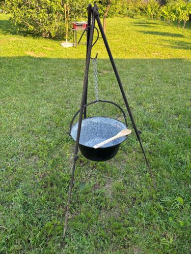 a swing in the grass in a yard at Nash-lak in Kaposvár