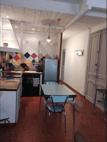 une cuisine avec une table et des chaises dans une pièce dans l'établissement Charmant T3 - métro Chartreux 10ALT, à Marseille