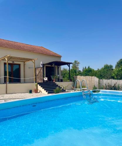 Bazén v ubytování Maçussa Country House nebo v jeho okolí