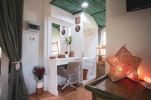 una camera con scrivania e sedia di Sunset beach villa 3 O3 villas a Ko Phangan