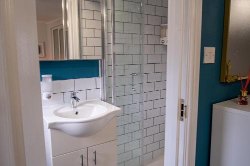 Ένα μπάνιο στο 1 Bed-Sleeps 4-Private Garden-Free Parking