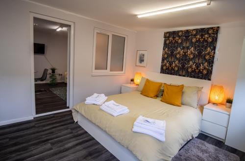 Ένα ή περισσότερα κρεβάτια σε δωμάτιο στο 1 Bed-Sleeps 4-Private Garden-Free Parking