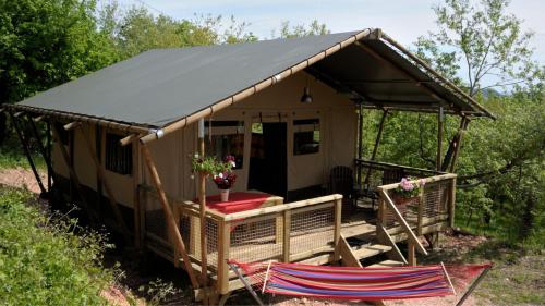 a cabin with a black roof with two chairs in front at Lodge Holidays - Casa Tartufo in Radicosa