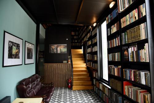 ChiatʼuraにあるHotel Chiatureliの本棚廊下