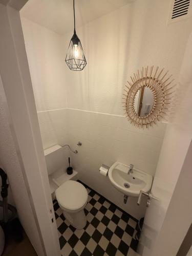 a bathroom with a toilet and a sink and a mirror at Moderne Ferienwohnung in Kleve Nr 5 - sehr zentral gelegen in Kleve