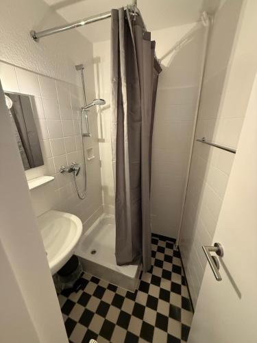 a bathroom with a shower and a sink and a toilet at Moderne Ferienwohnung in Kleve Nr 5 - sehr zentral gelegen in Kleve