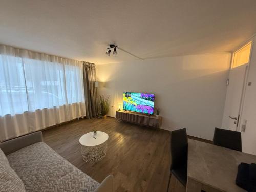 a living room with a couch and a flat screen tv at Moderne Ferienwohnung in Kleve Nr 5 - sehr zentral gelegen in Kleve