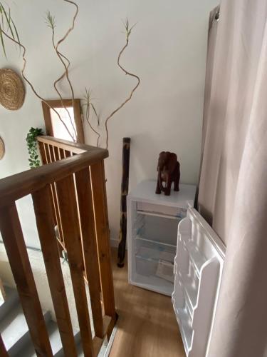 une pièce avec un réfrigérateur et un ours en peluche sur une table dans l'établissement Dépendance atypique avec jacuzzi inclus, à Mallemort