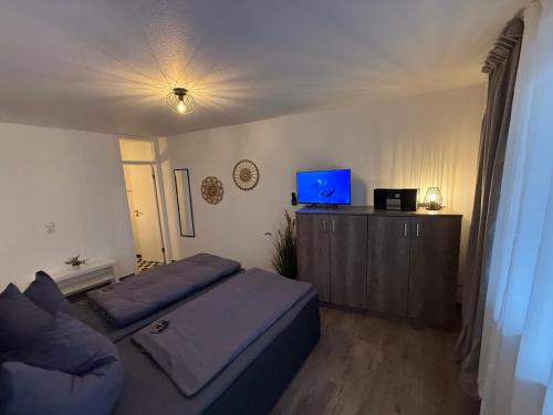 a bedroom with a bed and a couch at Moderne Ferienwohnung in Kleve Nr 5 - sehr zentral gelegen in Kleve