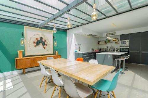 une cuisine et une salle à manger avec une table et des chaises en bois dans l'établissement 502254 - Spacious duplex apartment for 12 people near Les Halles, à Paris