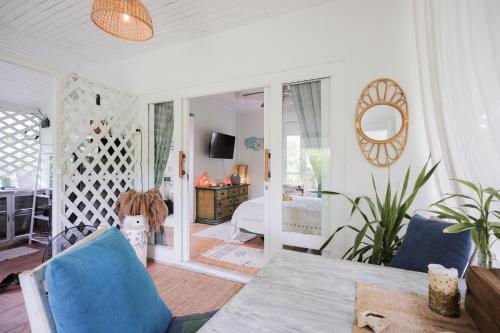 un soggiorno con tavolo e sedie blu di Sunset beach villa 3 O3 villas a Ko Phangan
