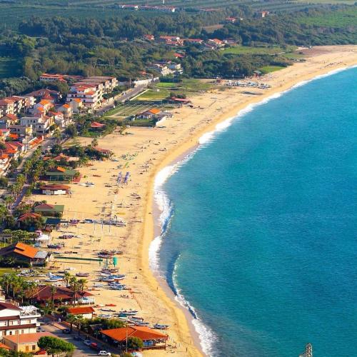 an aerial view of a beach with people and the ocean at Casa Tulipano 