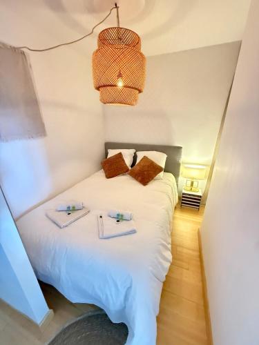 - une chambre avec un lit blanc et 2 plateaux dans l'établissement Coudou YourHostHelper, à Six-Fours-les-Plages