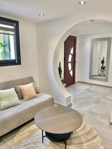 un salon avec un canapé et une table dans l'établissement Apartment for 4 with garden - near park, à Fréjus