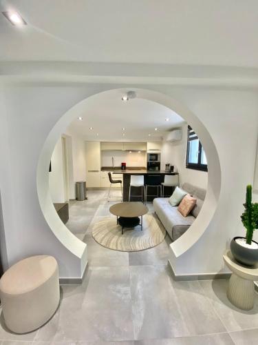 - un salon avec une voûte, un canapé et une table dans l'établissement Apartment for 4 with garden - near park, à Fréjus