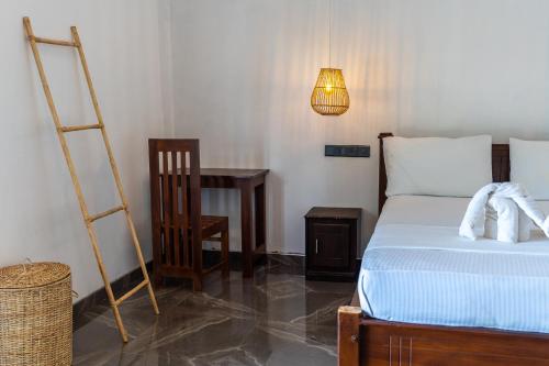 Ein Bett oder Betten in einem Zimmer der Unterkunft Ethera Arugam bay