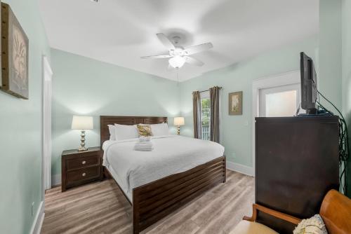 Ένα ή περισσότερα κρεβάτια σε δωμάτιο στο Pet Friendly Beach House - Sandy Toes by Panhandle Getaways