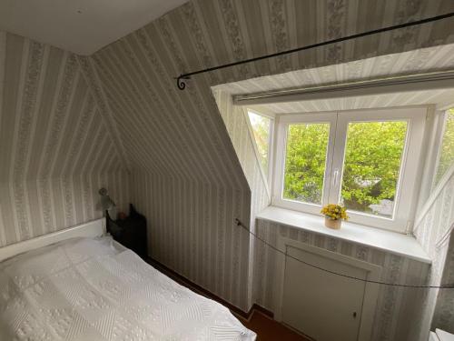 a bedroom with a bed and a window at Ferienhaus Tätendorf für die ganze Familie in Tätendorf-Eppensen