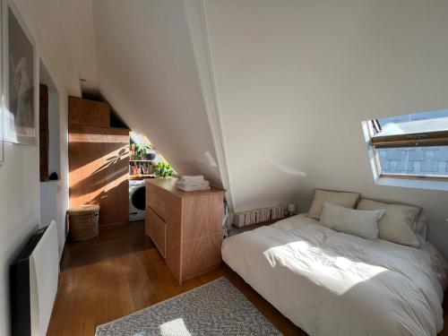 une petite chambre avec un lit et un escalier dans l'établissement Au coeur de Montmartre, à Paris