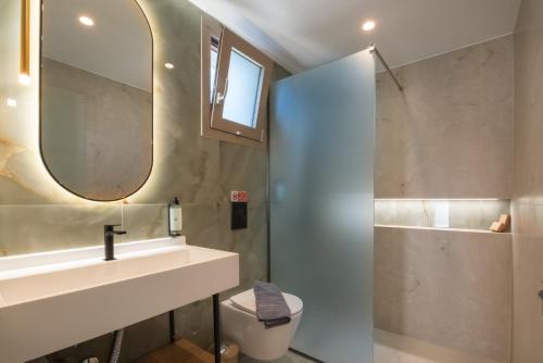 Koupelna v ubytování Oledio Suites