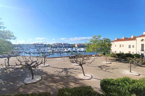 Charming 30 m apt marina view refurbished 2025