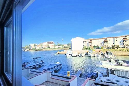 une vue d'une marina avec des bateaux dans l'eau dans l'établissement Charming 30 m apt marina view refurbished 2025, à Saint-Cyprien
