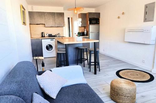 un salon avec un canapé et une cuisine dans l'établissement Charming 30 m apt marina view refurbished 2025, à Saint-Cyprien